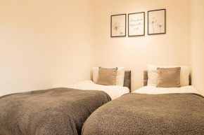 Cosy Bedroom Apartment - Perfect for Contractors - Free Parking, Fast WiFi and Smart TV by Yoko Property